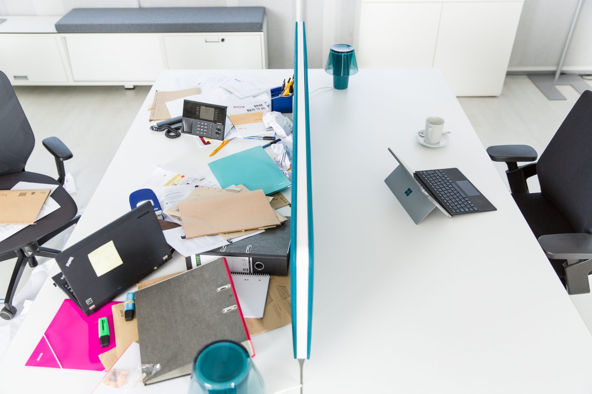 Jemand Der Häufig Den Arbeitsplatz Wechselt Ordnung und Sauberkeit am Arbeitsplatz [TOP 3 Tipps]