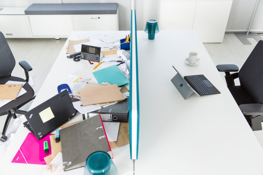 Ordnung und Sauberkeit am Arbeitsplatz: Hier sehen Sie den direkten Vergleich von einem aufgeräumten und einem unaufgeräumten Schreibtisch.
