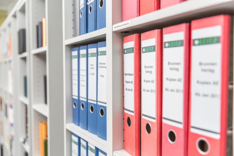 Zur gelungenen Ordnung und Sauberkeit am Arbeitsplatz gehören aussagekräftige Beschriftungen der Ordnerrücken, um Unterlagen schneller zu finden.