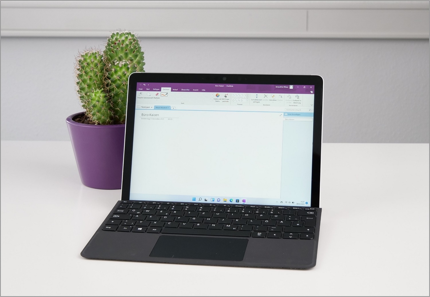 Zusammen mit dem Surface Pen und Microsoft OneNote können Sie schnell, unkompliziert und kreativ Notizen machen, PDFs bearbeiten und vieles mehr.
