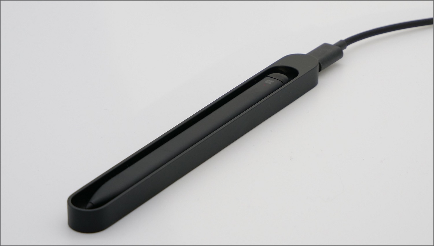 Den Surface Pen können Sie mit dem Surface Slim Pen-Ladegerät laden und mit Hilfe des Ladegeräts den Stift koppeln.