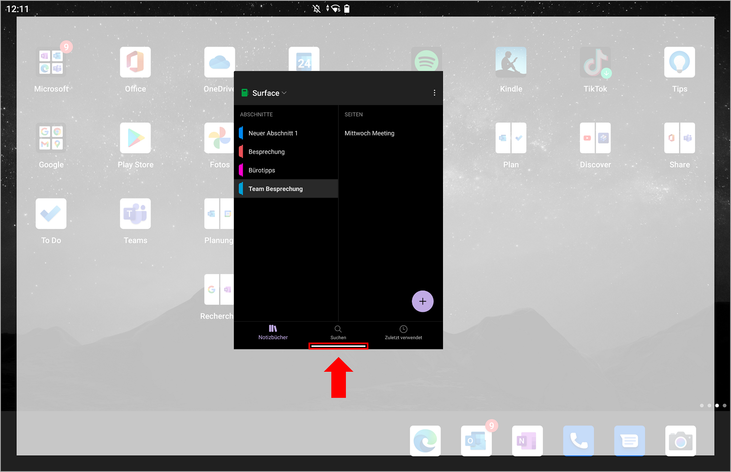 Man kann auf dem Surface Duo eine App auf beiden Bildschirmen anzeigen, indem man diese in die Mitte zwischen den Bildschirmen zieht.