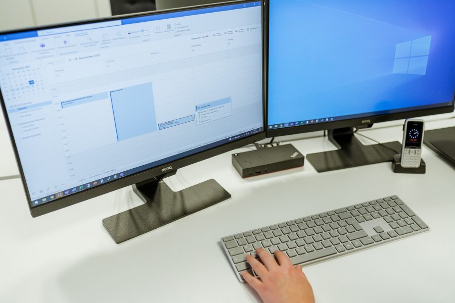 Wenn Sie im Büro oder Homeoffice Ihren Arbeitsplatz einrichten, sollten Sie diesen mit 2 Bildschirmen ausstatten.