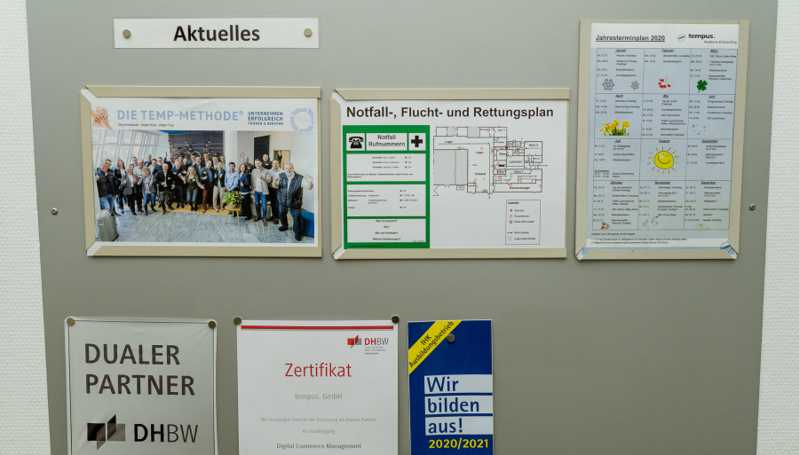 Mitwissen wird durch einen aktuellen Aushang gefördert.