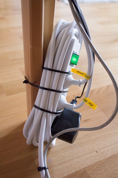 Beim Ausmisten Kabel sortieren