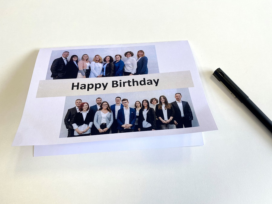 Für individuelle Geburtstagsgrüße an Ihre Kollegen können Sie die Karte mit einem Teambild versehen.