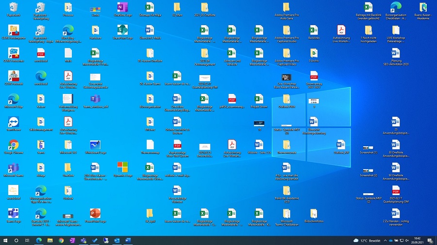 Unübersichtlich, chaotisch, ineffizient: der typische Desktop. Vereinfachen Sie die Ordnung, um Dateien schneller wiederzufinden.