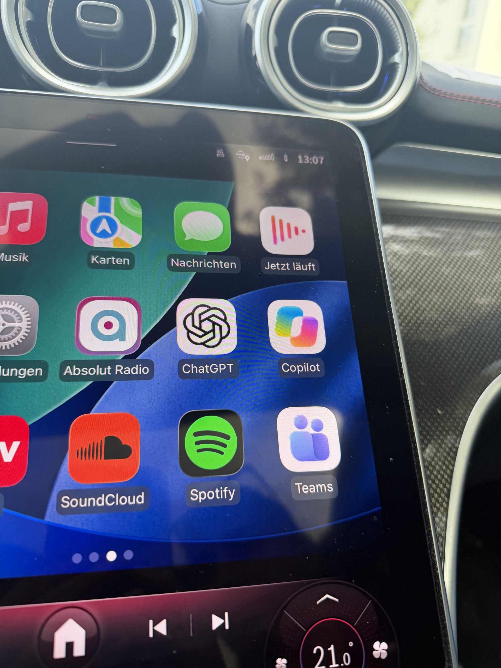 Die Copilot App kann man nun auch im Auto nutzen.