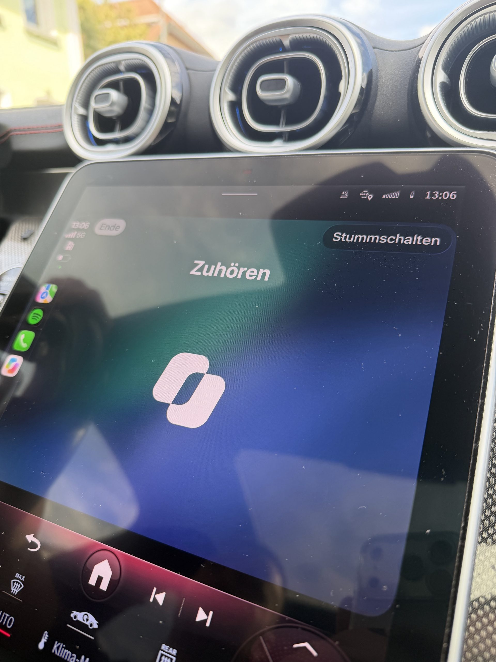 Copilot CarPlay kann Ihnen während der Fahrt wichtige Zusammenfassungen geben.