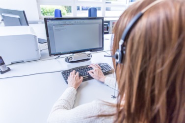 ergonomie-schreibtisch-monitor-mittig-blickfeld