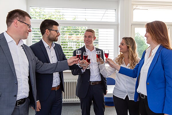 gemeinsam-anstoßen-mit-sekt