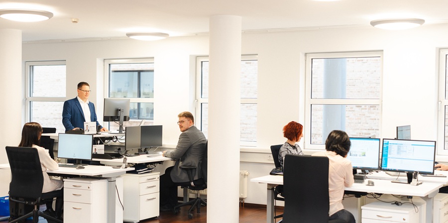 Geordnetes und aufgeräumtes Großraumbüro-