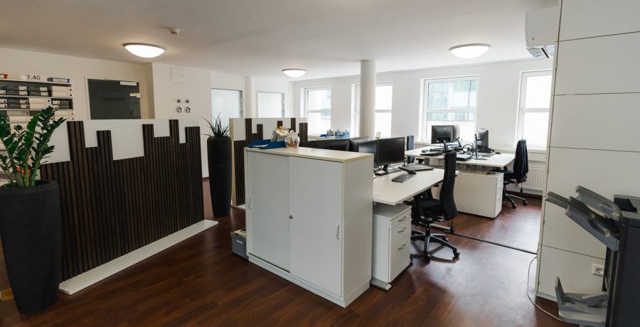 Verschiedene Elemente und Bereiche in einem Großraumbüro.