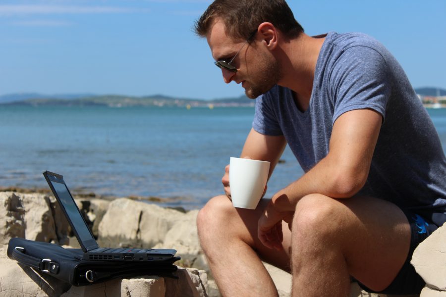 innere-ruhe-staendiges-starren -in-den-laptop-ist-alles-andere-als-achtsam
