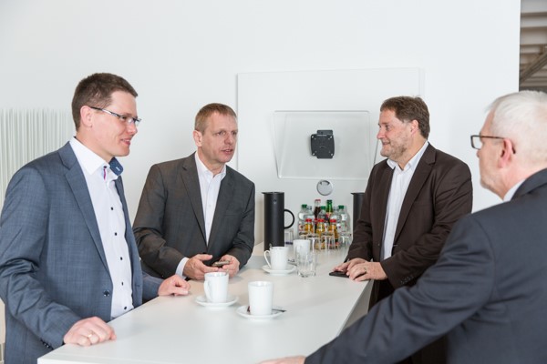 Ein Jour Fixe Meeting kann viel effektiver sein, wenn Sie es im Stehen abhalten.