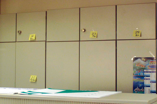 Makierungen für schnellere Büroordnung