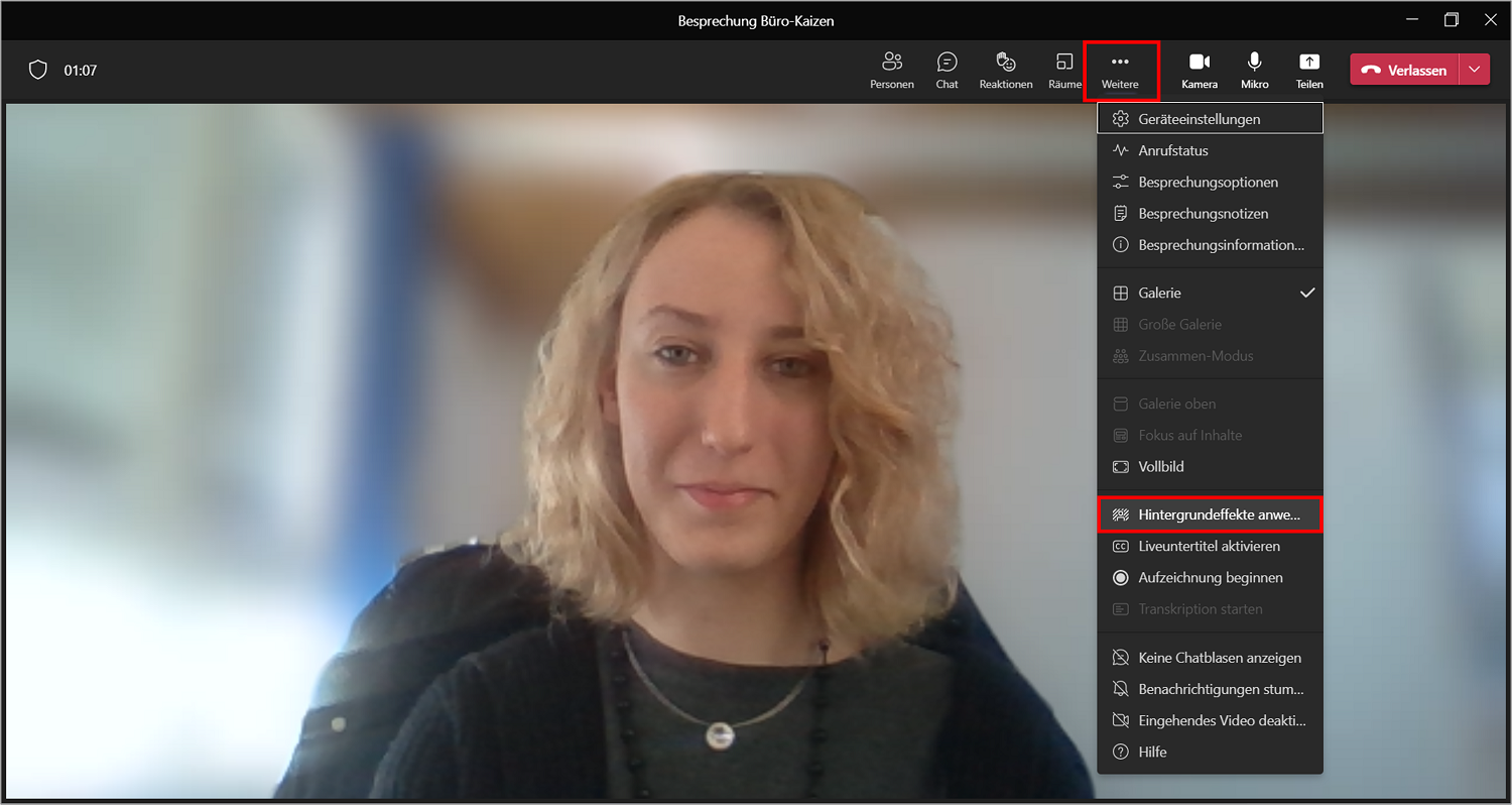 Um den Hintergrund bei einem laufenden Video-Meeting in Teams zu ändern oder weichzuzeichnen, müssen Sie einfach auf die drei Punkte für "Weitere Aktionen" klicken und dann "Hintergrundeffekte anwenden" auswählen. Bild: Microsoft, Büro-Kaizen.