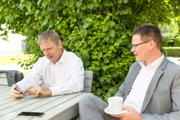 moderne-buerokonzepte-arbeiten-laptop-atmosphaere