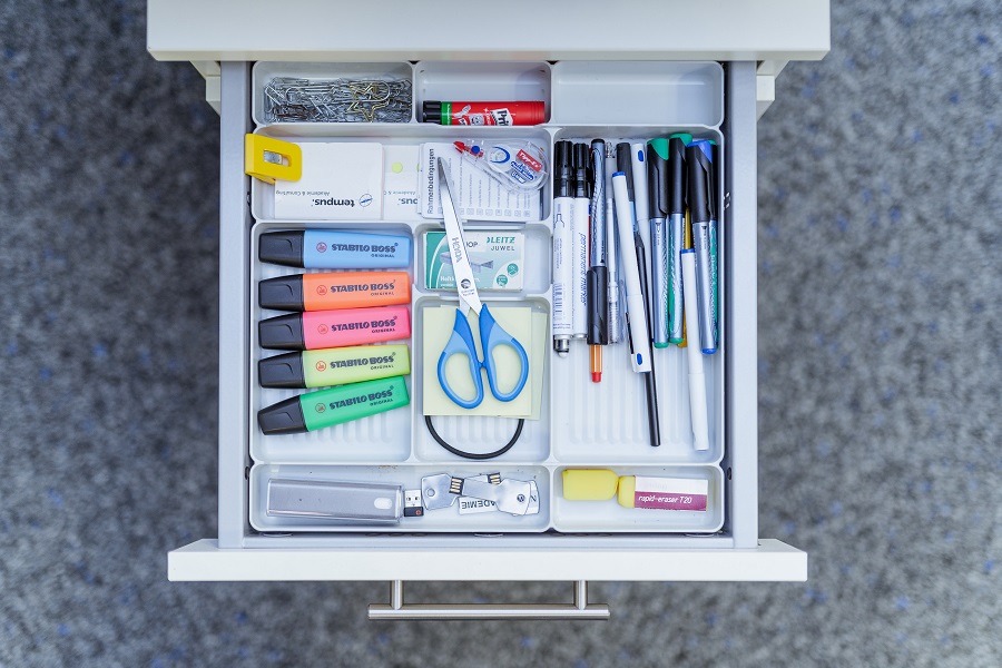 Büromaterial sollte im Großraumbüro geordnet werden.