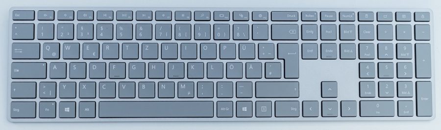 Ordnung und Sauberkeit am Arbeitsplatz: Eine gereinigte Tastatur sorgt für mehr Hygiene. 