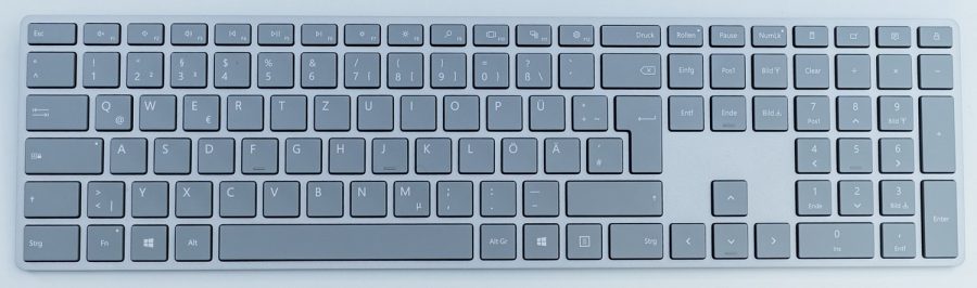 Ordnung und Sauberkeit am Arbeitsplatz: Eine gereinigte Tastatur sorgt für mehr Hygiene.