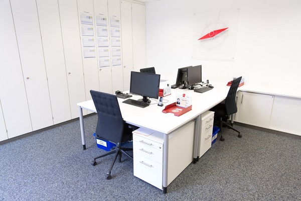 rollcontainer-büro-freier-schreibtisch