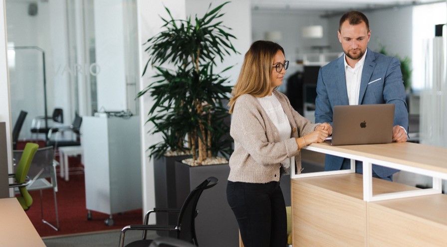 Ein Stand Up Meeting ist zeitsparender, dynamischer, agiler und gesünder als eine Besprechung im Sitzen. 