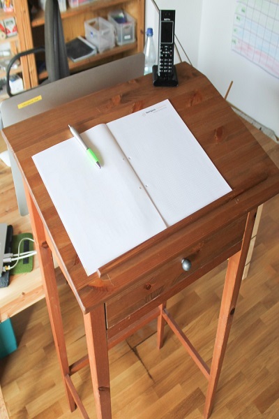 Stehpult mit Notizblock statt Schreibtischunterlage