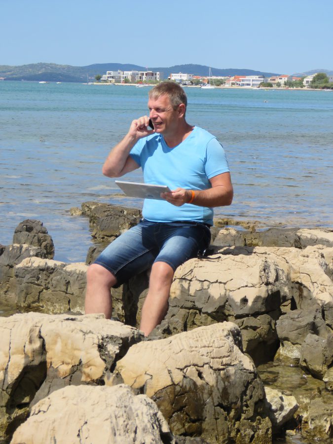stressfrei-aus-dem-urlaub-kollegen-im-buero-erreichen
