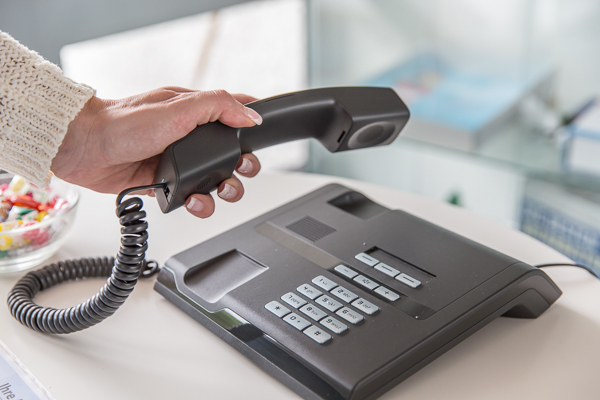 stressfrei-aus-dem-urlaub-wenn-ein-kollege-sie-am-telefon-vertritt