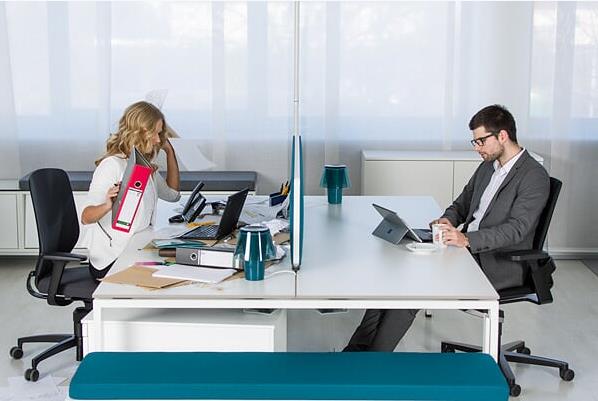 stresstagebuch-unordentlicher-schreibtisch-stress