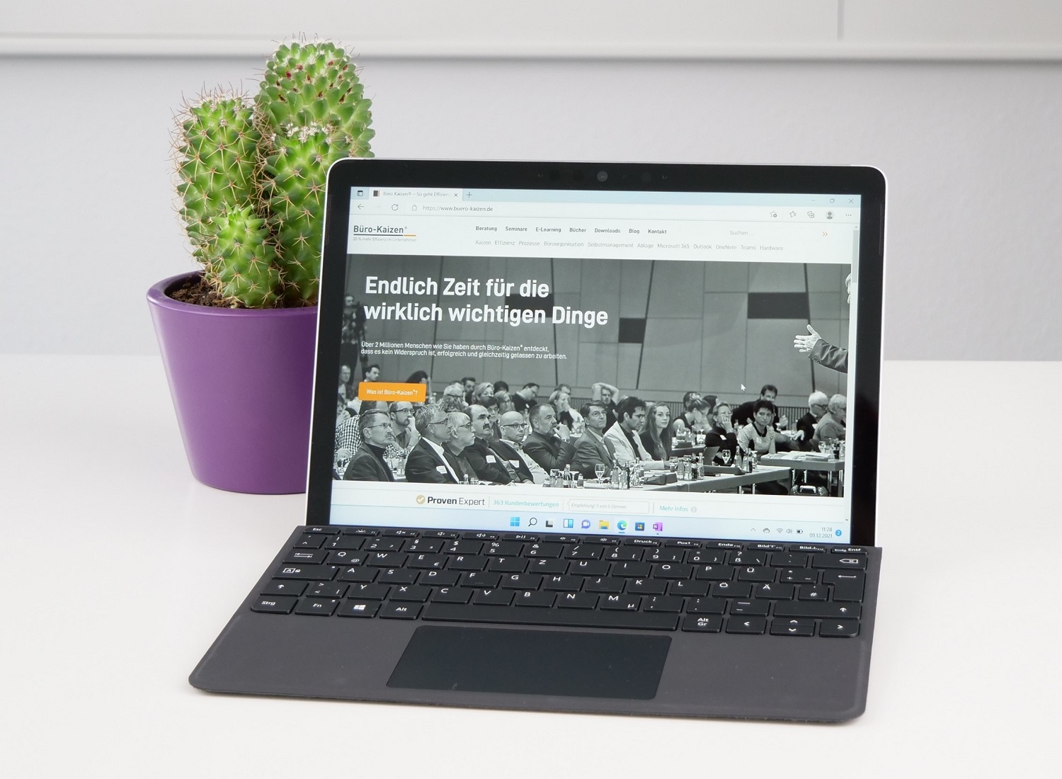 Das Surface Go ist ein 2-in-1-Gerät, das Sie als Laptop sowie als Tablet verwenden können.