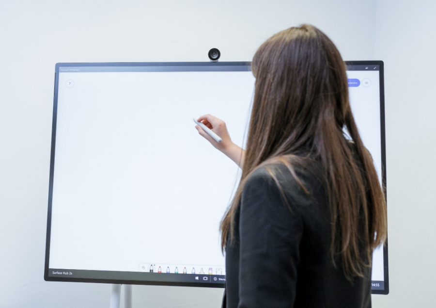 Papierloses Büro: Mit dem Surface Hub können digitale Besprechungsnotizen im Whiteboard notiert und flexibel aufgerufen werden. Somit müssen Sie kein Flipchartpapier aufbewahren.