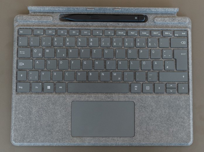 Im neusten Signature Keyboard können Sie ebenfalls den Surface Pen laden.