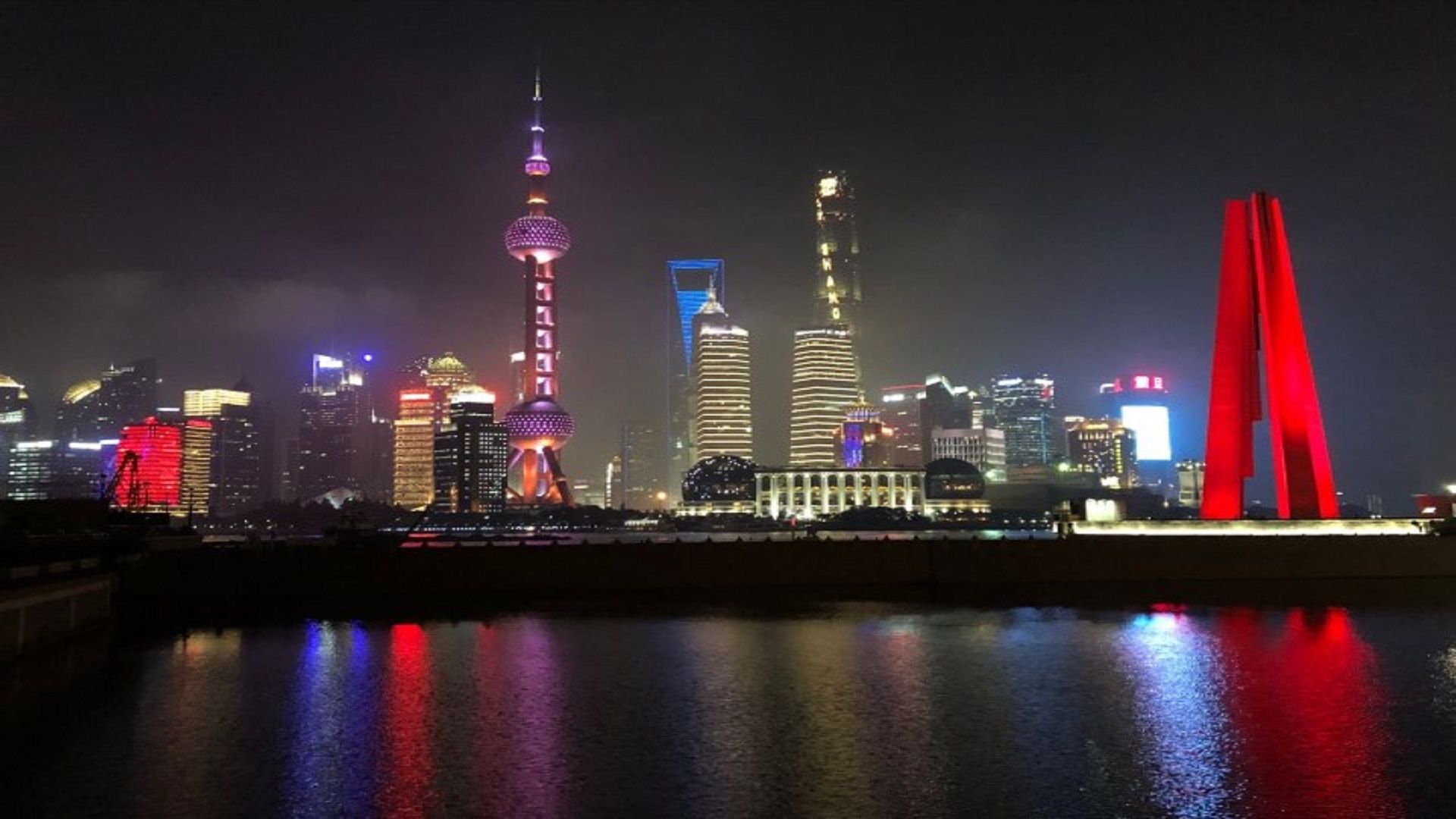 Teams Hintergrund Vorlagen: Skyline von Shanghai bei Nacht. (Bild: Büro-Kaizen)