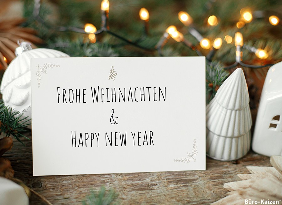 Weihnachtsgrüße an Kollegen: Weihnachtskarte mit Zweigen und Lichterkette.