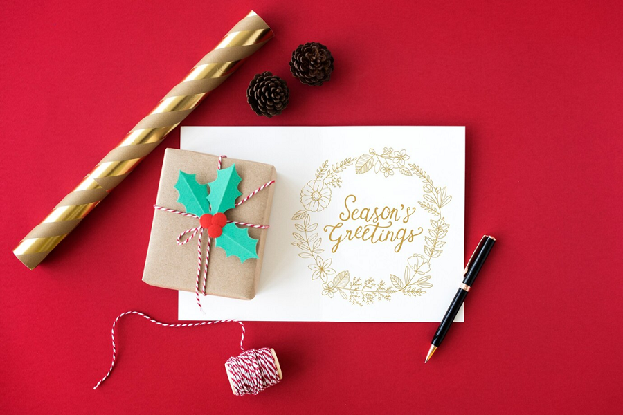 Weihnachtsgrüße per Post: Das Design der Karte ist entscheidend, welche Botschaft Sie übermitteln. Bleiben Sie bei den Klassikern! (Quelle: freepik.com)