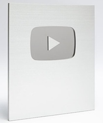 YouTube Silver Creator Award für 100.000 Abonnenten.