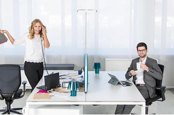 Ein leerer Schreibtisch wirkt aktiv gegen Überforderung am Arbeitsplatz.